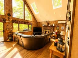 Rustic Hideout Retreat Game Room Sleeps 11 - Image 5